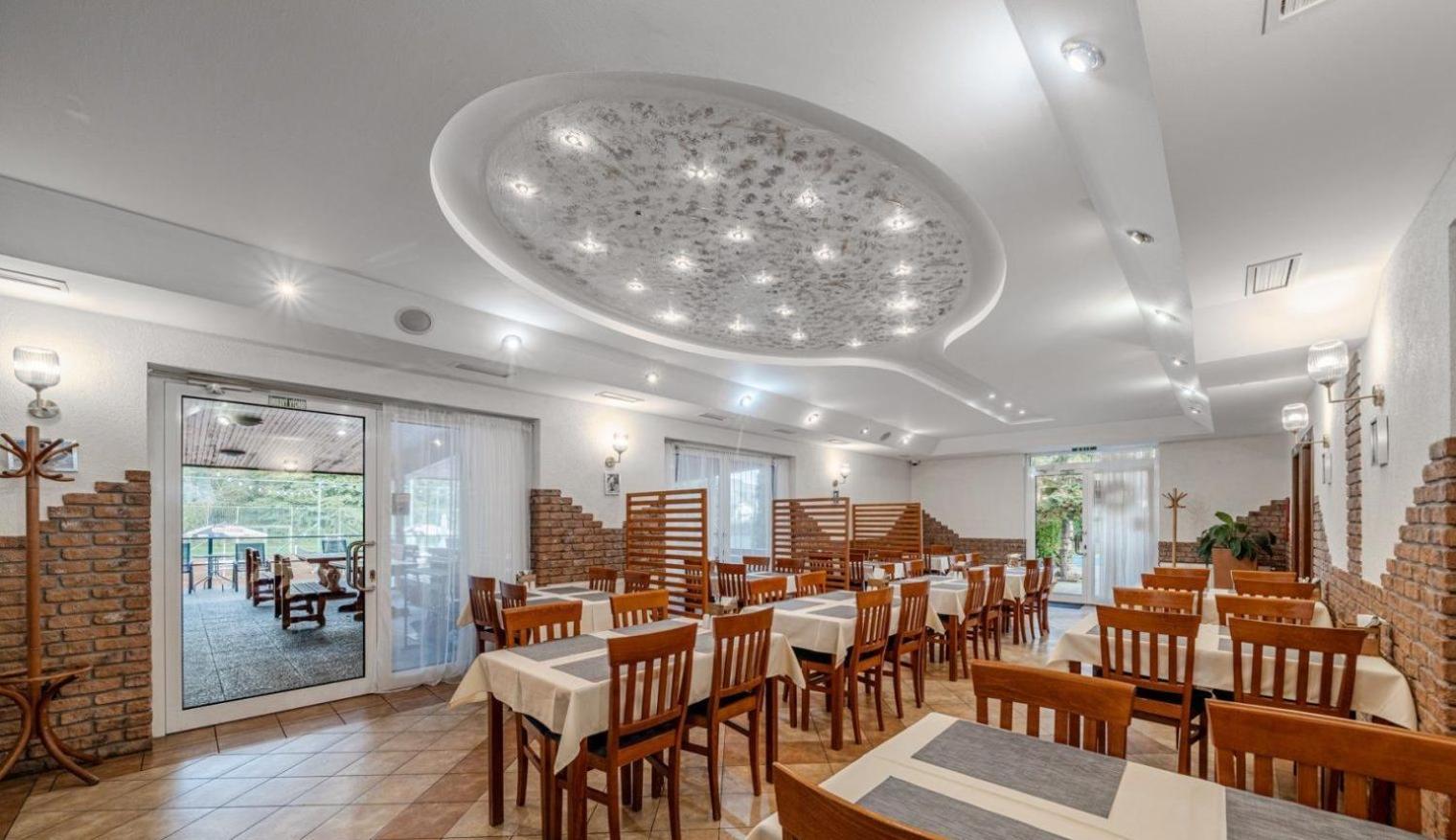 Raketa Residence, Restaurant & Hotel Prievidza Buitenkant foto