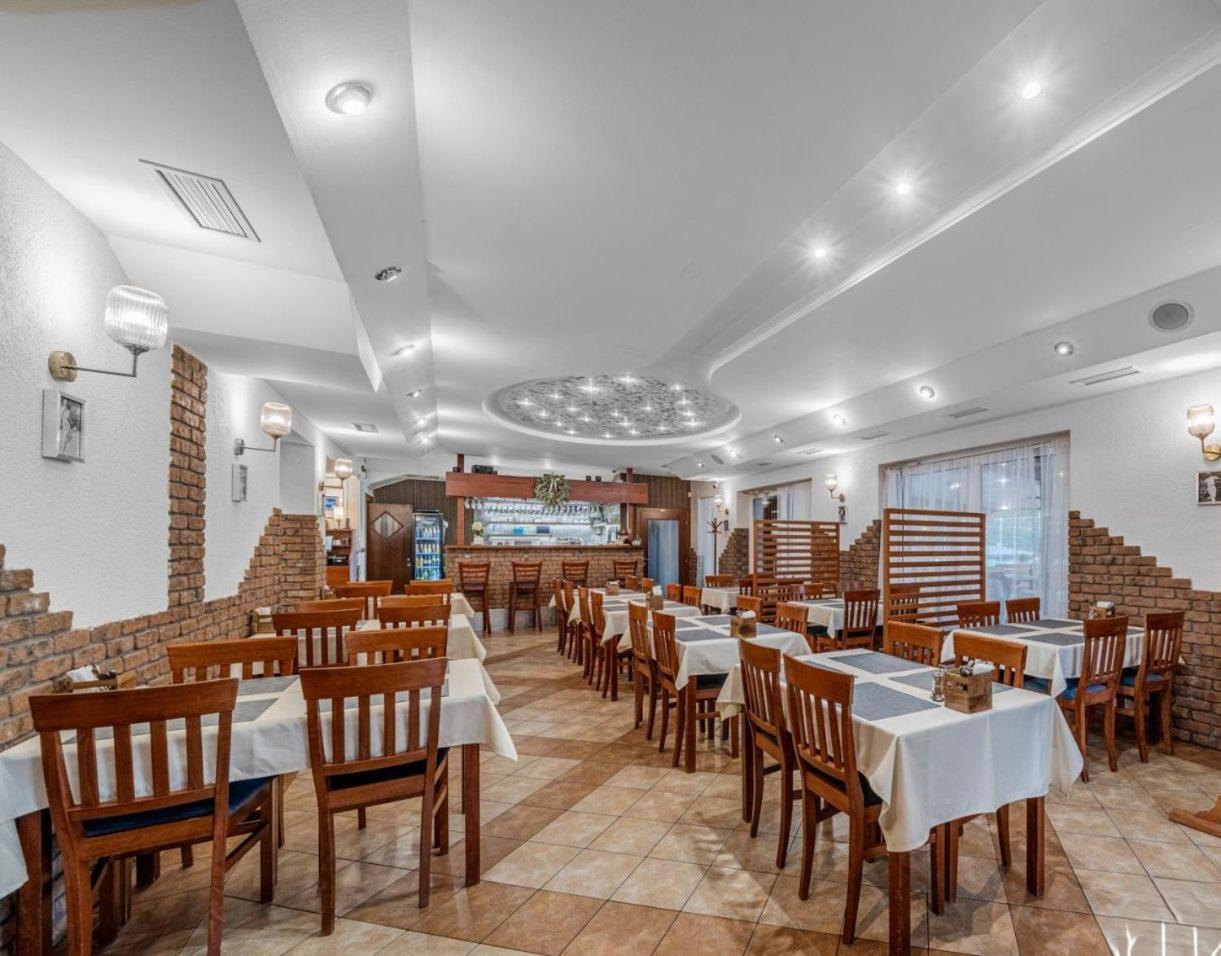 Raketa Residence, Restaurant & Hotel Prievidza Buitenkant foto
